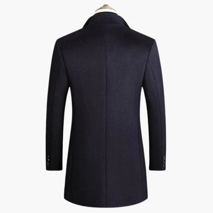 Męski jednorzędowy płaszcz z klapowanym kołnierzem i zapięciem na guziki