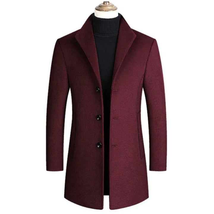 Męski jednorzędowy płaszcz z klapowanym kołnierzem i zapięciem na guziki