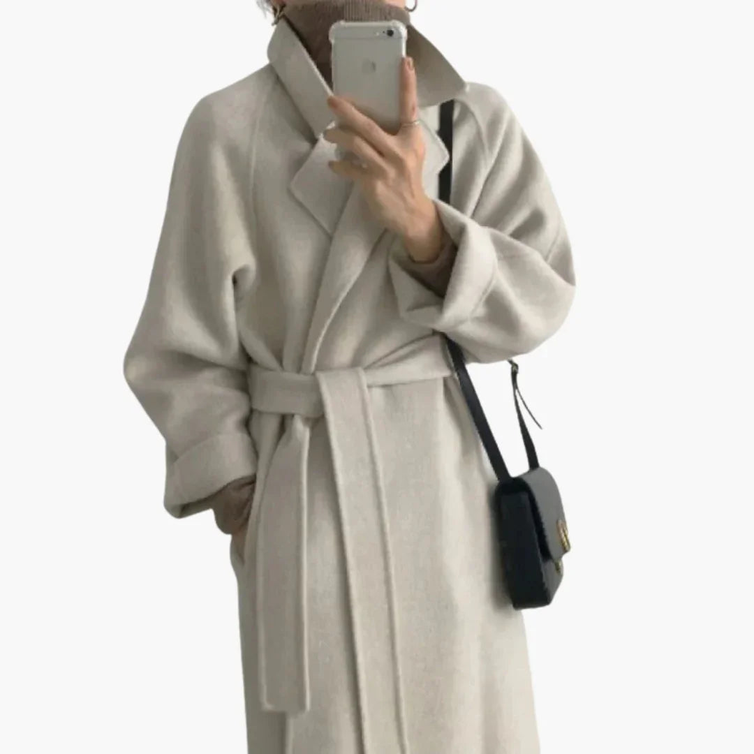 Długi płaszcz damski z paskiem i szerokimi rękawami