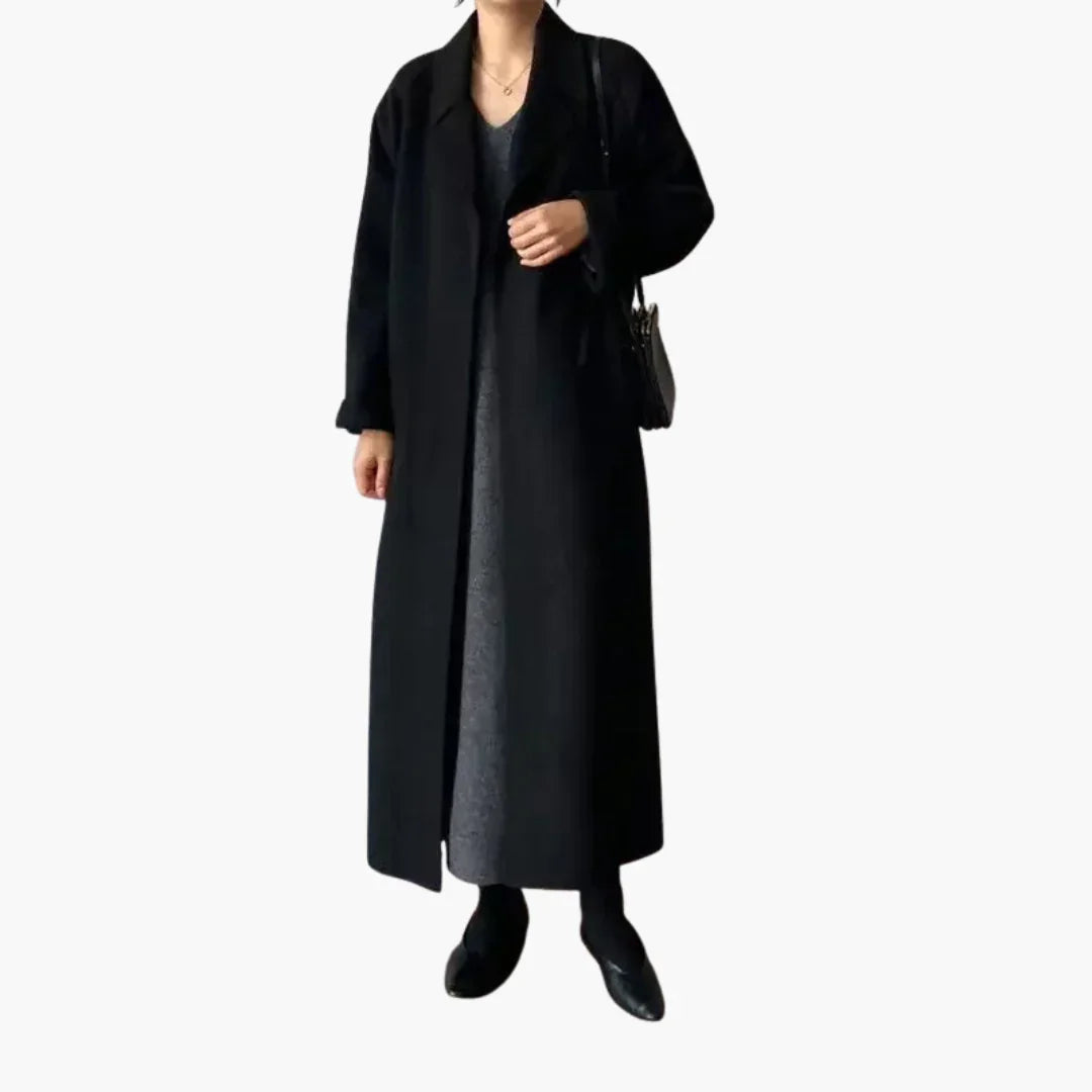 Długi płaszcz damski z paskiem i szerokimi rękawami