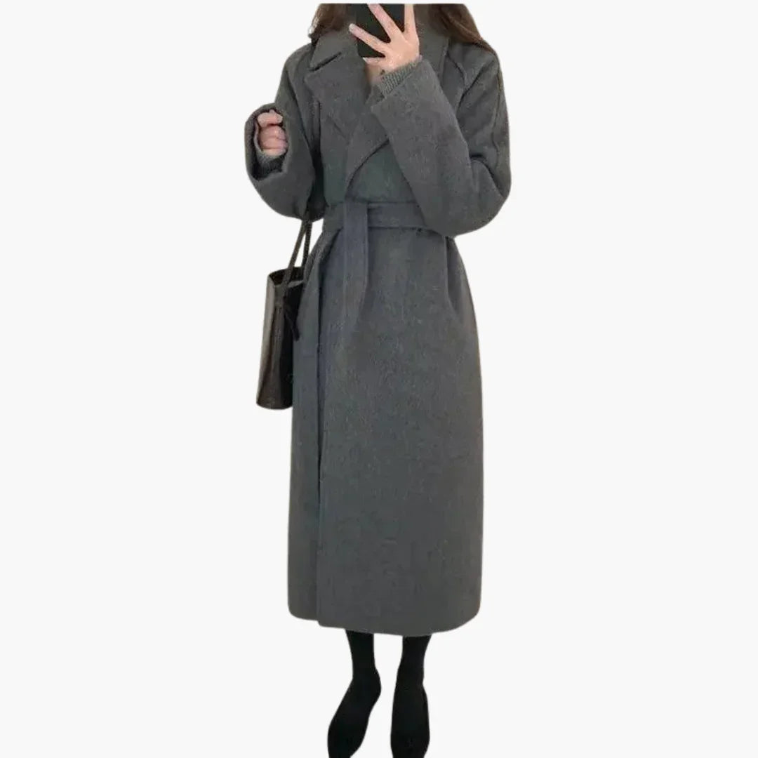 Długi płaszcz damski z paskiem i szerokimi rękawami