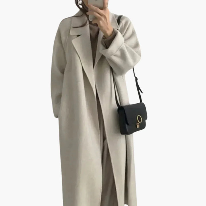 Długi płaszcz damski z paskiem i szerokimi rękawami