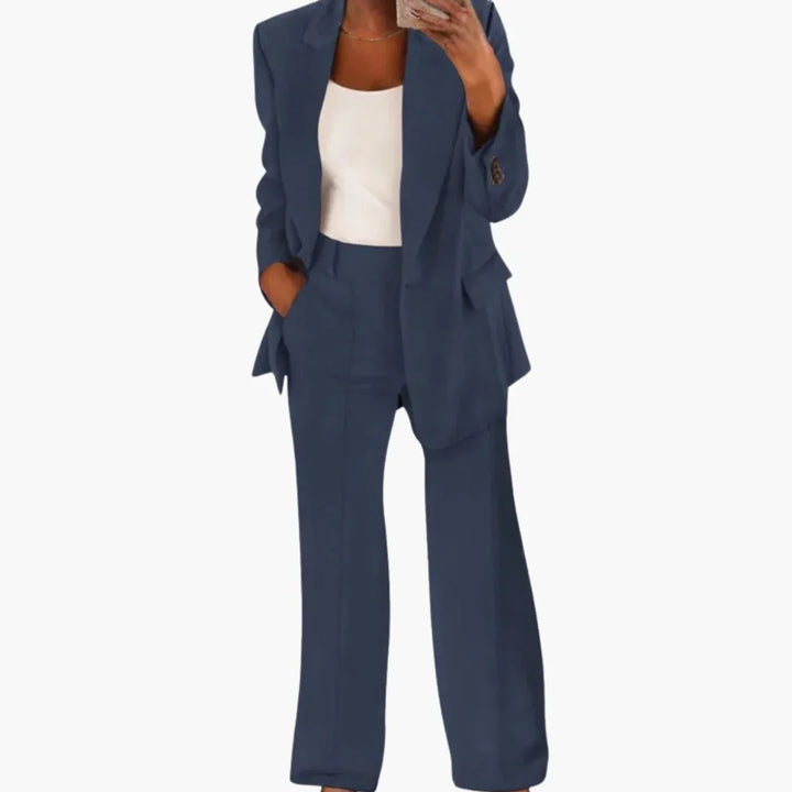 Garnitur damski dwuczęściowy z długą marynarką i szerokimi spodniami