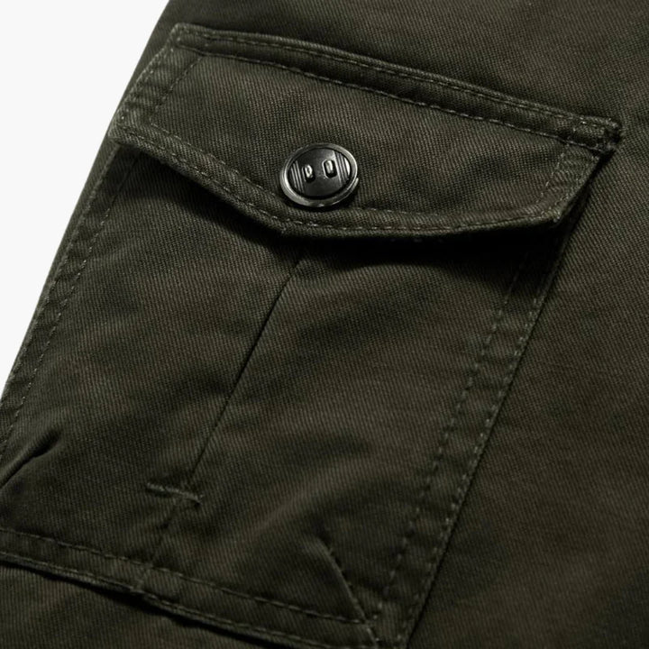 Męska kurtka wojskowa z wysokim kołnierzem i przednim zamkiem błyskawicznym