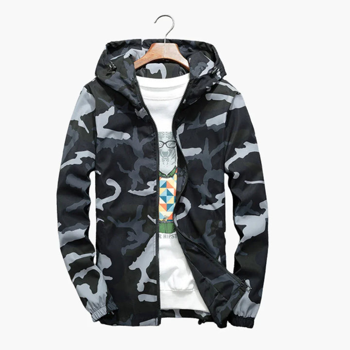 Męska kurtka z kapturem w kamuflażu i przednim zamkiem błyskawicznym